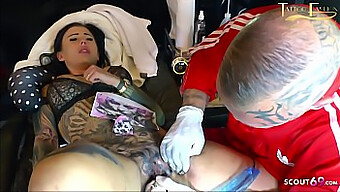 La teenager tedesca Snowwhite mostra le sue grandi tette naturali e la sua figa tatuata in una performance dal vivo