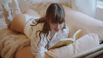 Riley Reid Não Consegue Resistir A Fantasiar Sobre Seu Professor Enquanto Estuda Seu Livro!