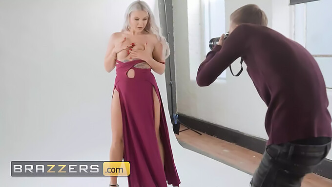 Oväntat ångande: Lana Roses fotografering med Danny hettar när hon klär av sig och utför muntlig njutning på honom - med mässingtrosor