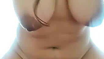 Un Video De 60 Fps De Una Mujer Madura Recibiendo Creampie Anal