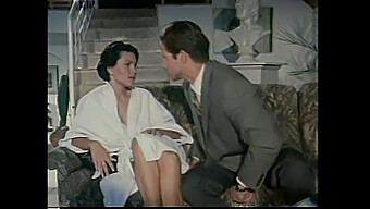 Ateşli Bir Kadının Tutkulu Bir El Işi Ve Anal Sikişle Zinaya Daldığı Sıcak Retro Film