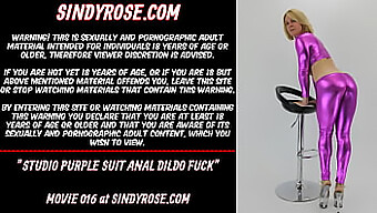 Sindy Rose สนุกกับการเล่นทางทวารหนักด้วยดิลโด้สีม่วงในสตูดิโอ