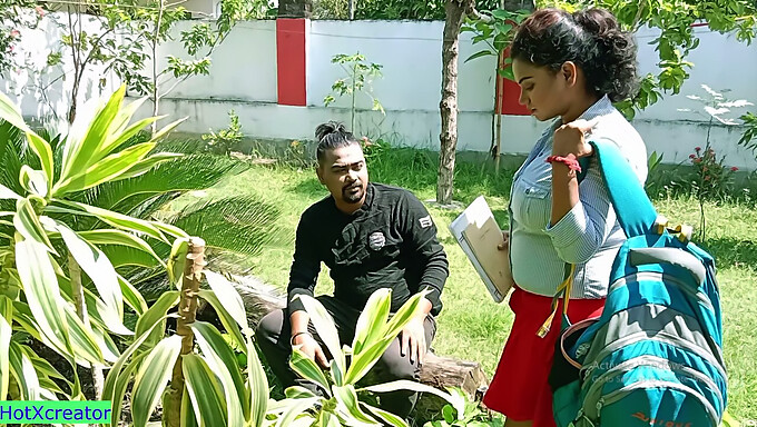 হট ইন্ডিয়ান টিন বড় নিপল দিয়ে আউটডোর সেক্স নেয়।