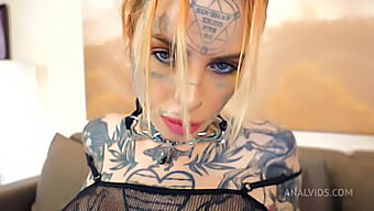 La tentadora rusa tatuada Polina Ice se entrega al intenso placer anal y oral