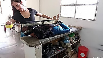 Madrasta Jovem É Contida E Amordaçada Em Um Cenário Extremo De Bondage