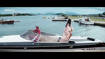 Una Colección De Chicas Bond Con Ursula Andress, Eva Green Y Otras Bellezas Rubias Y Morenas En Atuendos De Playa Y Transparentes