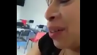 Eine feurige Lehrerin gibt einen Deepthroat-Blowjob, der mich vollständig zufriedenstellt