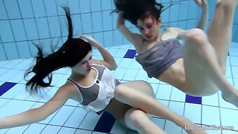 Natation Sensuelle D'Aneta Et Janka Dans Le Nu, Adolescentes Lesbiennes Tchèques